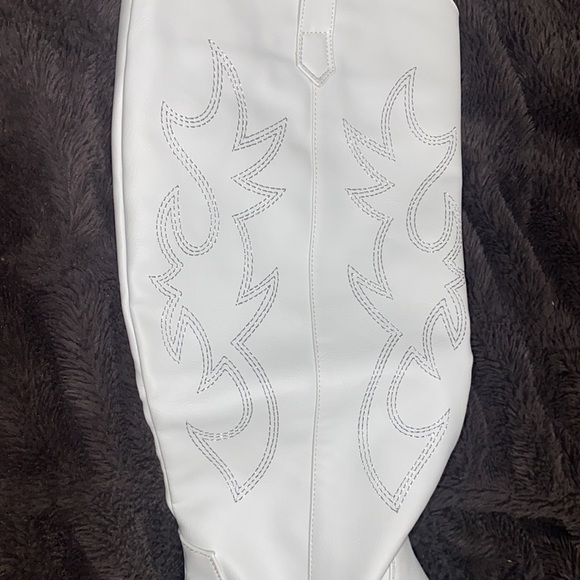 🍂Adorable NWOT white cowboy boots! - Picture 5 of 10